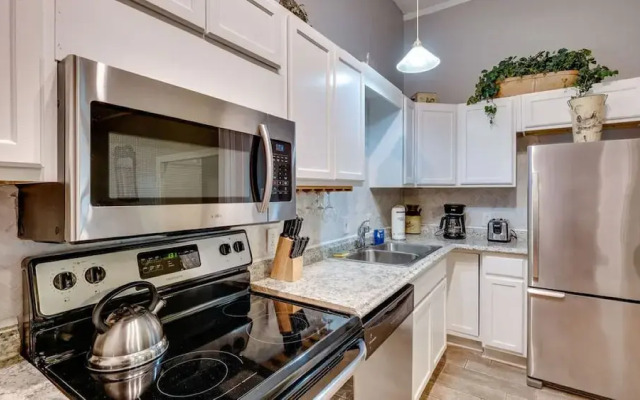 Comfortable Escape 2BR Historic Downtown