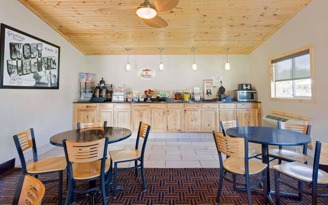 Super 8 by Wyndham Elkins