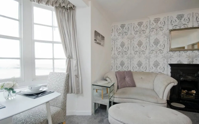 Seaview Regency Apartment With Private Parking