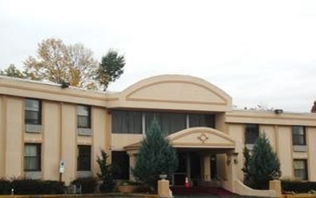 Townhouse Inn & Suites