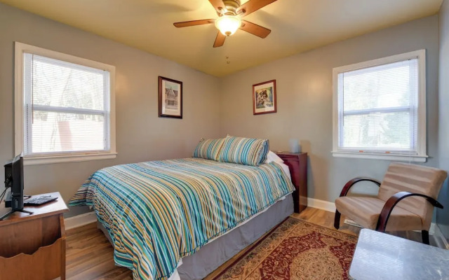 Renovated Charlotte Bungalow - 3 Mi to Downtown!