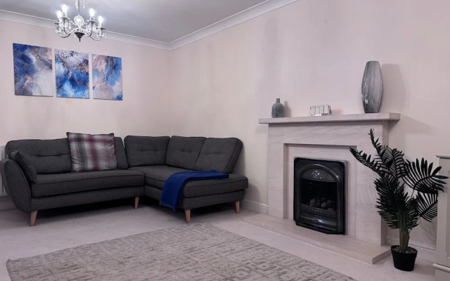 Spacious 4Bd House With Character In Coventry