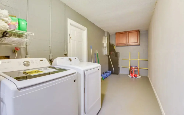 Bradenton Paradise: Pool, Patio & Putting Green!