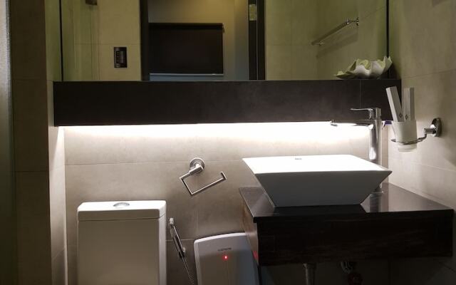 La Jenns Hotel and Resto Grill