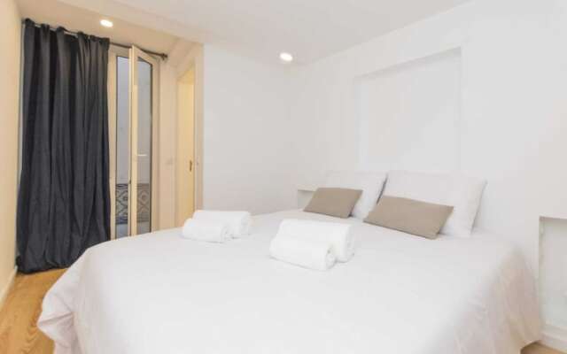 Amazing 3 Bedroom Apartment In City Center Fits 8