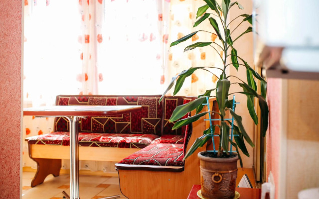 Біля цирку (Near the circus)