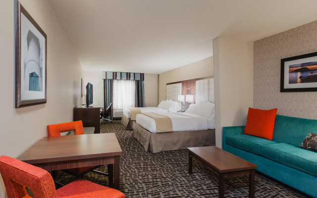 Holiday Inn Express & Suites Eureka by IHG