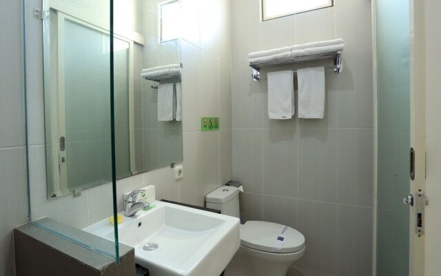 RedDoorz Near Pantai Jerman