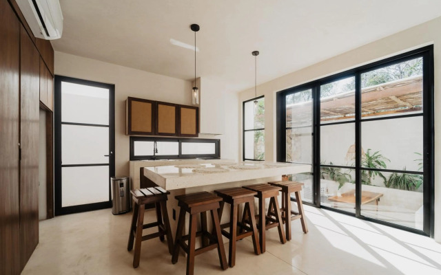 Villa Torana 4br/8pp Private Pool Rooftop Security