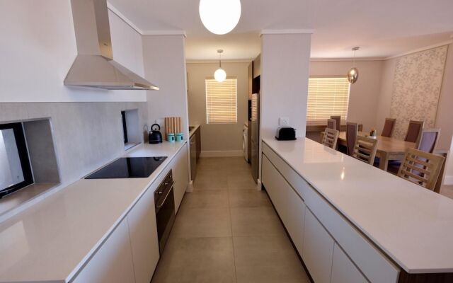 Blou Inn - Century City