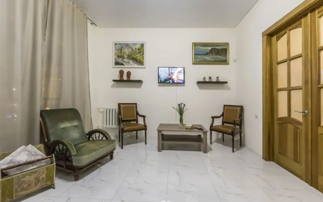 Antique Art Apartment at Khreschatyk