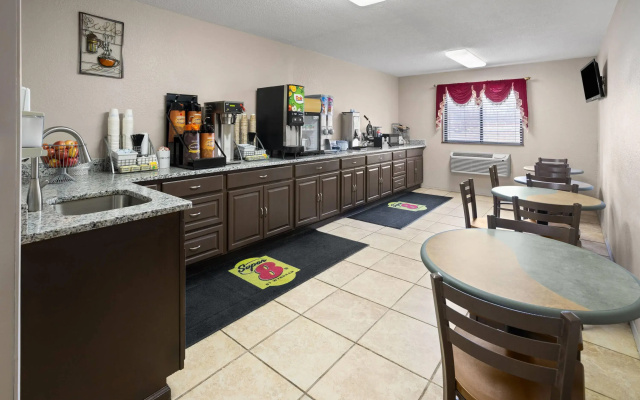 Super 8 by Wyndham Mentor/Cleveland Area