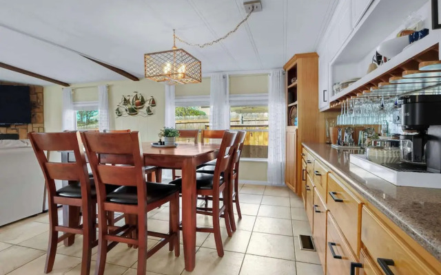 Beautiful and Relaxing Lakefront Getaway