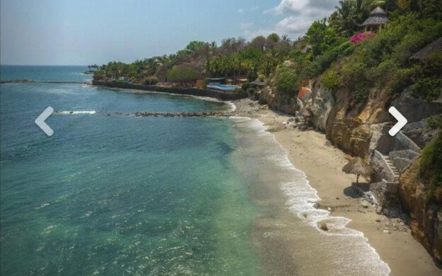 Exciting six Bedroom Oceanfront 75 Long Pool Villa