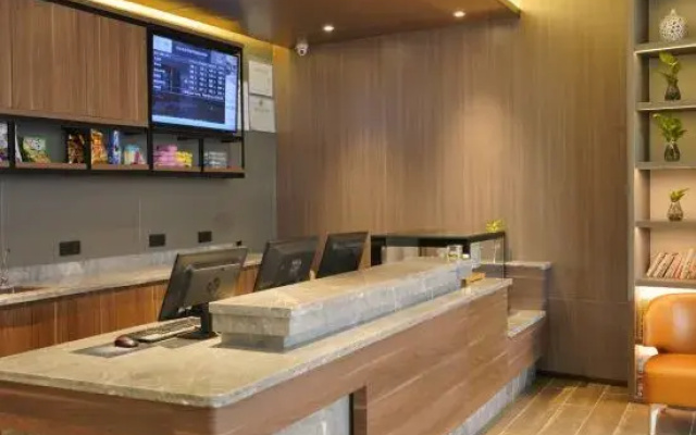 Hanting Express Chongqing Yangjiaping Metro Station