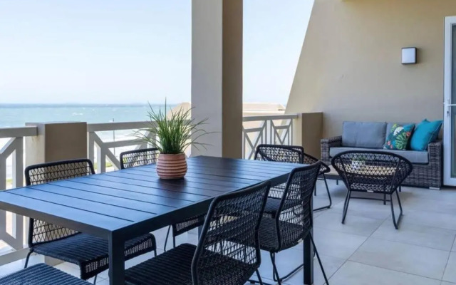 Waterfront Getaway, 2 Bedroom Seaside Bliss