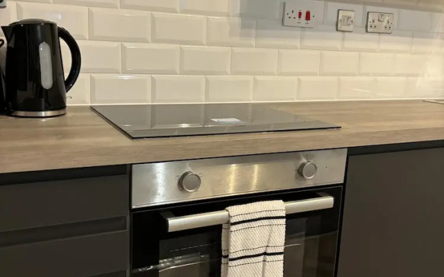 Stylish City Centre Apt- 25 Off Monthly Stays!