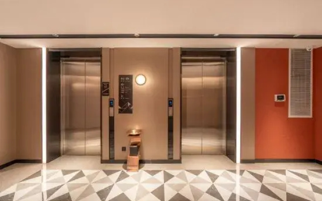 Borrman Hotel (Nanning Jinhu Plaza Lang west subway station)