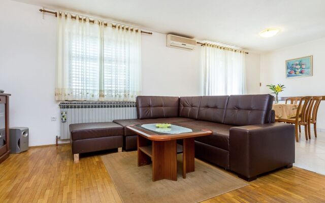 Detached 6 Bedroom House with Private Pool near Ližnjan