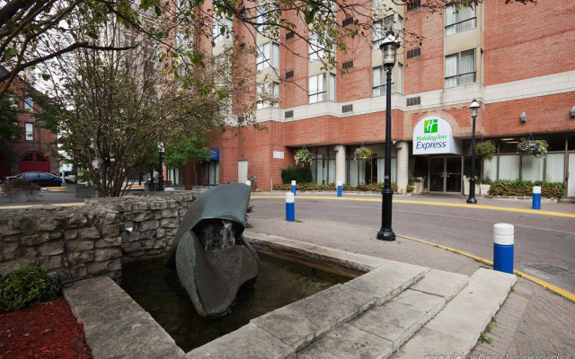 Holiday Inn Express Toronto - Downtown by IHG