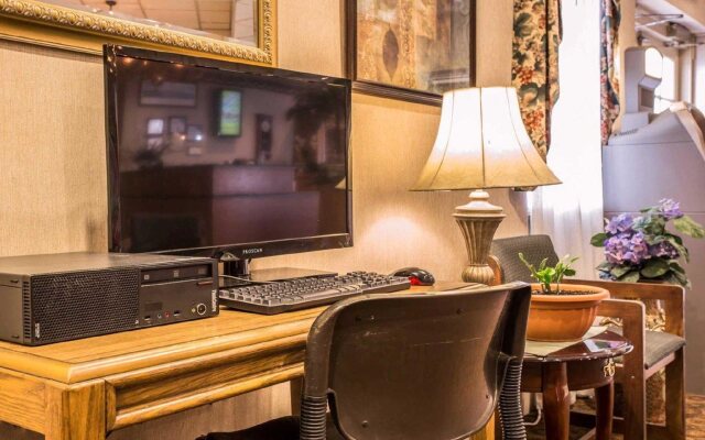 Econo Lodge Inn & Suites