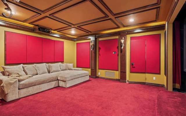 Pool Table, Putting Green: Luxury Oasis in Mesa