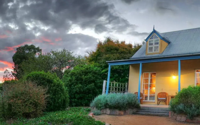 Vineyard Cottages & Cafe