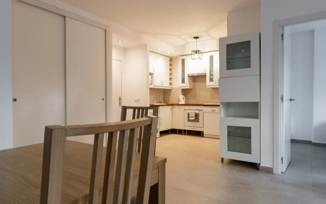 Beachside Apartment With Shared Pool