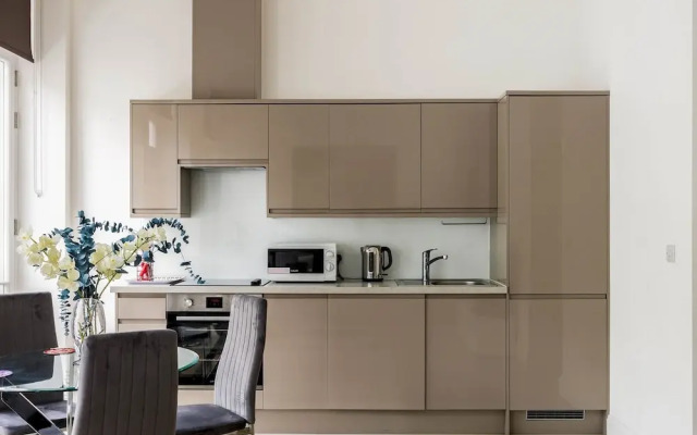 Balcony South Kensington Luxury 2 bed Apartment
