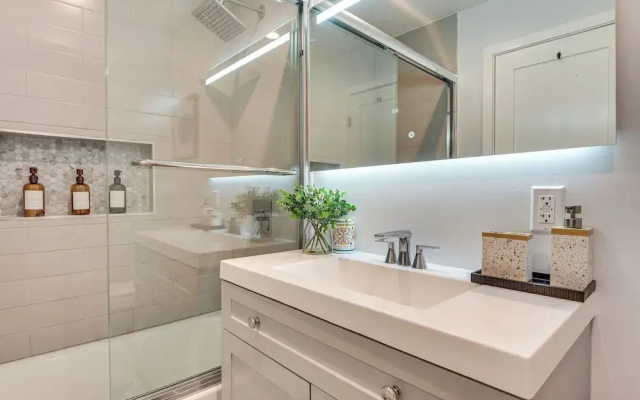 4 Mi to Sofi Stadium, Fenced Yard: Modern Retreat!