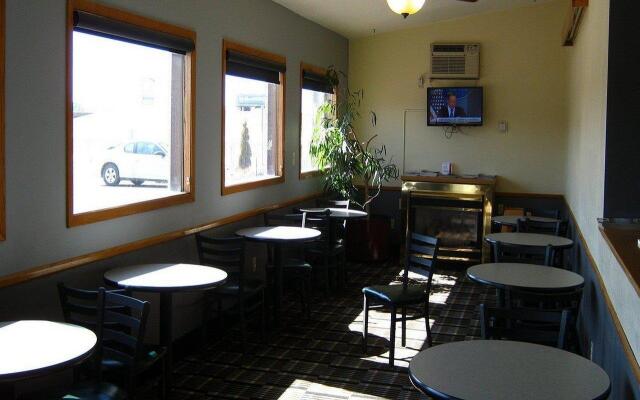 Super 8 by Wyndham Fargo/I-29/West Acres Mall