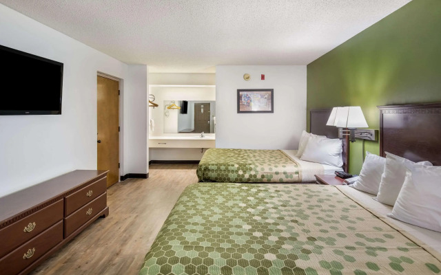 Econo Lodge Inn & Suites East