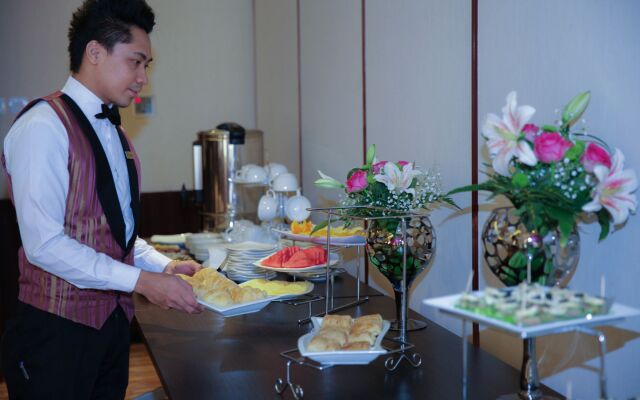 Plaza inn Business Hotel