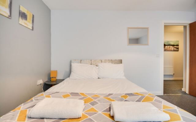 Cosy 2 Bedroom Apartment with Parking