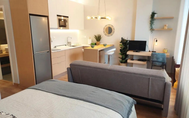 Charming Central Studio with AC