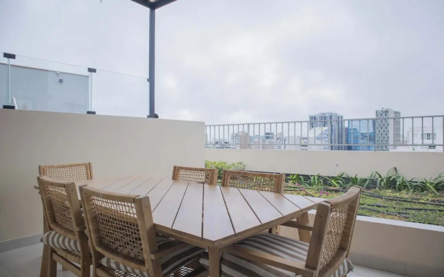 w Striking 1BR w Perfect Balcony Near Kennedy Park