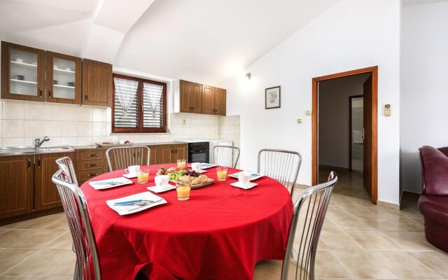Stunning Home in Liznjan With Wifi and 3 Bedrooms