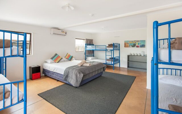 Beachcomber Lodge & Backpacker