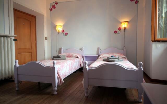 Azalea & Glicine House