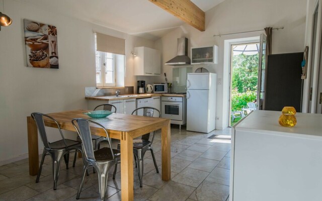 Peaceful Holiday Home Saint-Martin-le-Redon with Pool