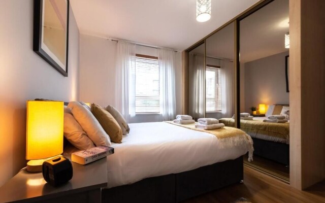 Black Moon 2 bed 2 bath Central location