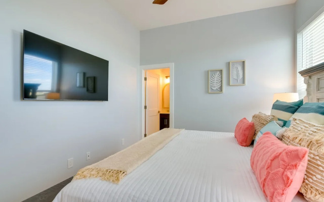 Steps to Beach: Vibrant House in Galveston!