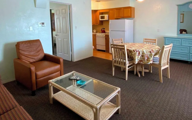 Carlton House Motel