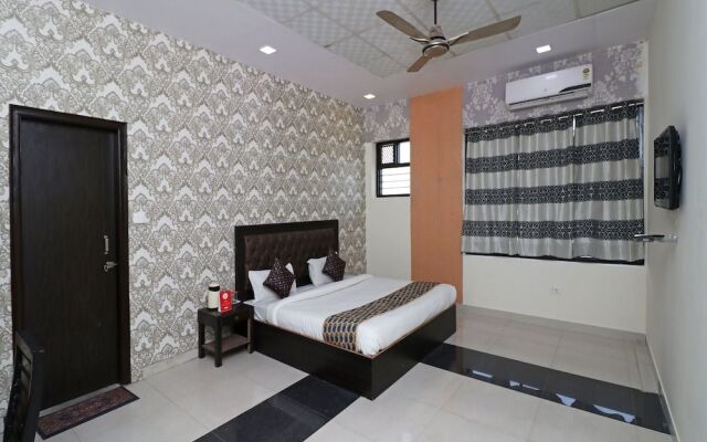 OYO 11717 Gold Star Suits