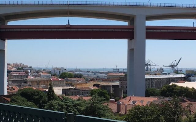 Quiet and Sunny central Lisbon apartment