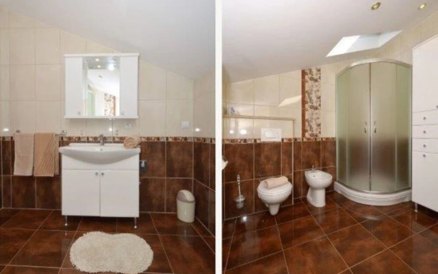 Bright Kaštela Apartment With Balcony and Private Parking