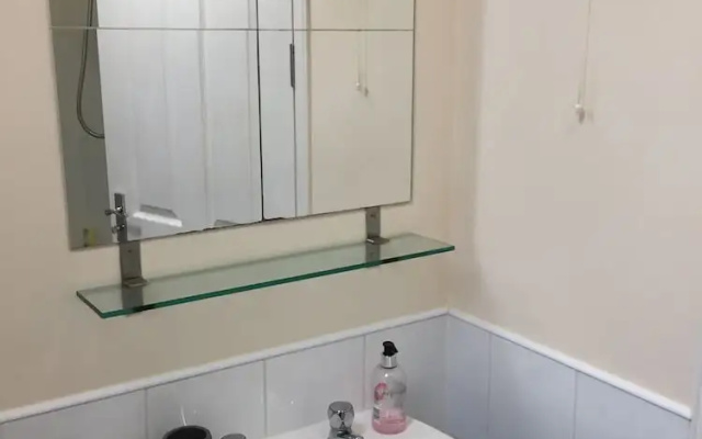 6 Varis Apartments