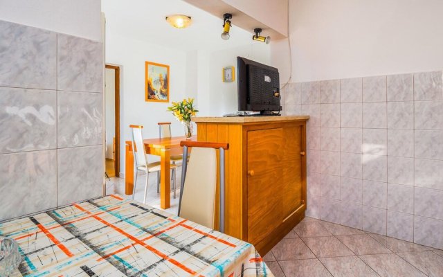 Amazing Home In Kapelica With Wifi And 2 Bedrooms