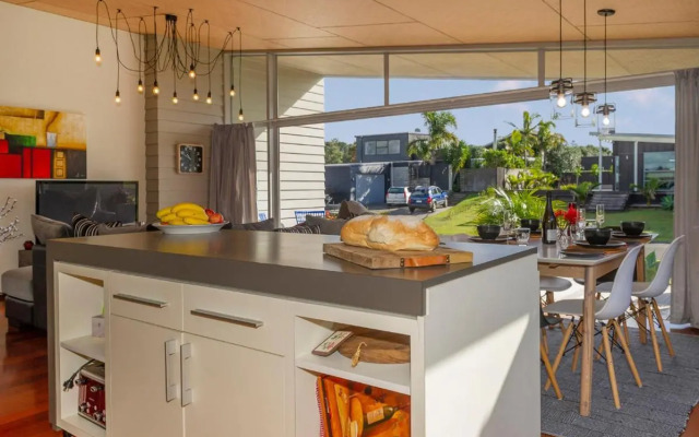 Modpod on The Tee - Matarangi Holiday Home