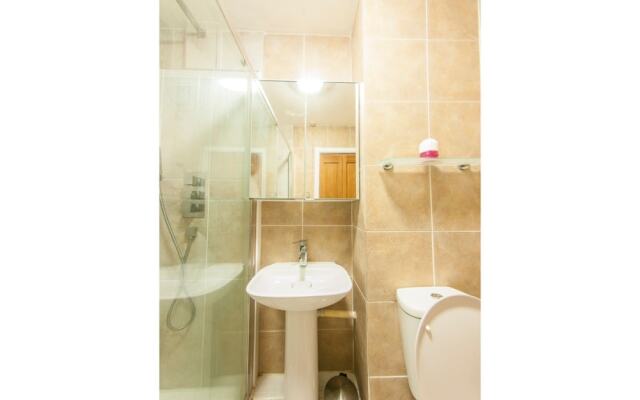 Bright and Spacious Flat Near Borough